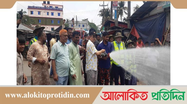 বেতাগী পৌরসভার পক্ষ থেকে সড়কে পানি ছিটানো ও স্যালাইন বিতরণ