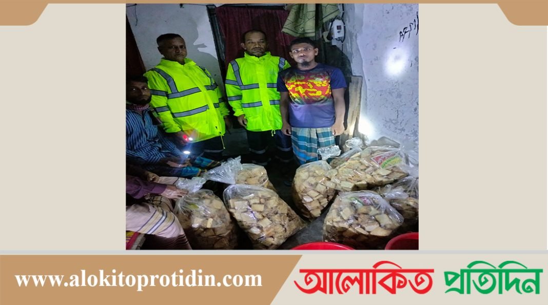 রামগতিতে আশ্রয় কেন্দ্রগুলোতে নৌ-পুলিশের শুকনো খাবার বিতরণ