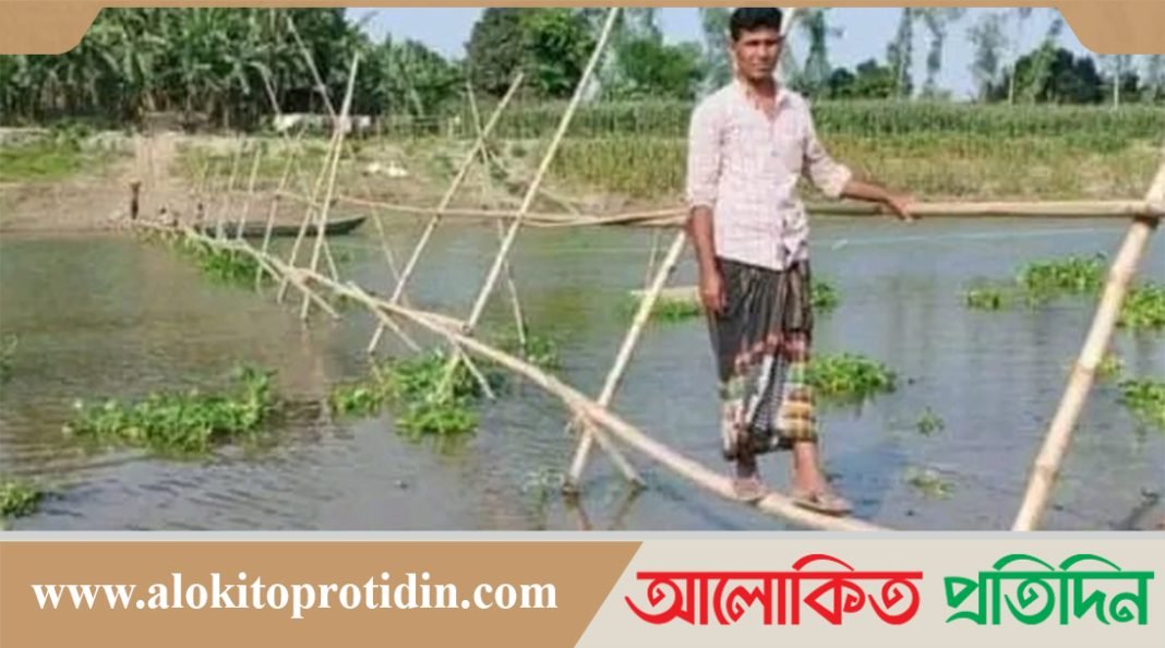পলাশবাড়িতে ৫ গ্রামের মানুষের একমাত্র ভরসা বাঁশের সাঁকো