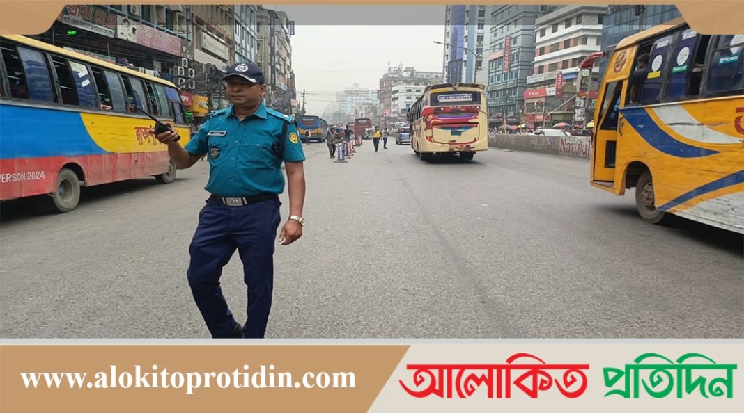 রাজধানীর ফুটপাত ও বাসবে দখল মুক্ত রাখতে ট্রাফিক পুলিশের অভিযান