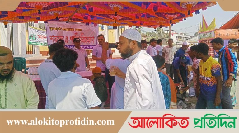 রংপুরে এসএসসি ৯৯ ব্যাচ তীব্র গরমে পথচারী মানুষের কাছে ছুটছে শরবত পানি নিয়ে