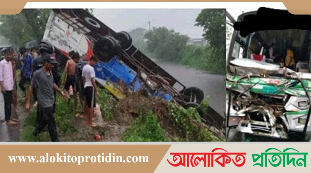 কুমিল্লার দাউদকান্দিতে বাস খাদে পড়ে নিহত ১ এবং আহত ১৩