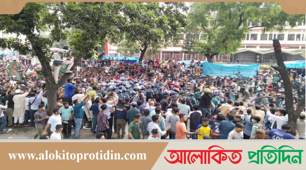 ব্যারিকেড ভেঙে বঙ্গভবনের দিকে এগিয়ে যাচ্ছেন আন্দোলনকারীরা