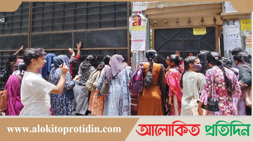 ইডেনের ছাত্রীরা গেটের তালা ভেঙে মিছিল করতে বের হয়েছেন