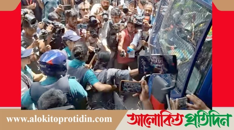হাইকোর্টের সামনে আন্দোলনরত শিক্ষার্থীরা, পুলিশের বাধা!