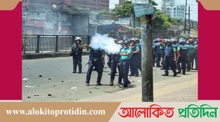 রাজধানীর বাড্ডায় পুলিশের সঙ্গে শিক্ষার্থীদের ধাওয়া-পাল্টা ধাওয়া