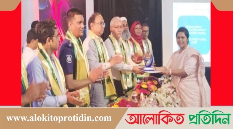 বিভাগীয় শ্রেষ্ঠত্বের পুরষ্কার গ্রহণ করেন ফেনী মা ও শিশু কল্যান কেন্দ্রের কর্ণধার ডাঃ নাসরীন আক্তার