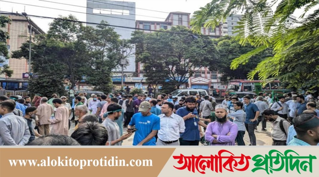 ধানমন্ডি ৩২ নম্বর ছাত্র-জনতার দখলে 