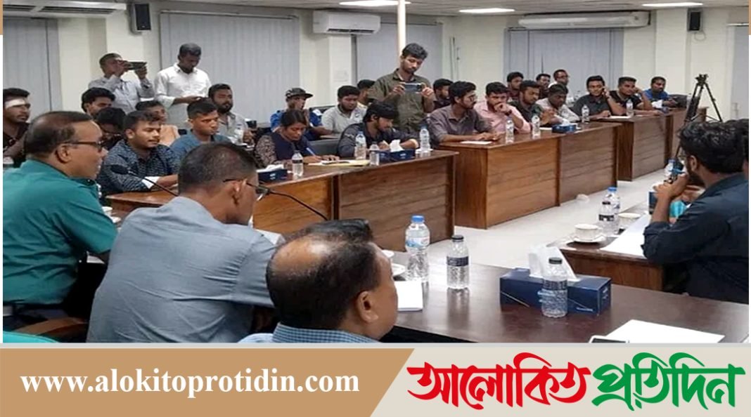 পুলিশের সভায় বিএনপি নেতাদের যোগদান, শিক্ষার্থীদের ক্ষোভ