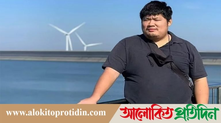 কমোডে বসা যুবকের অণ্ডকোষে অজগরের কামড়
