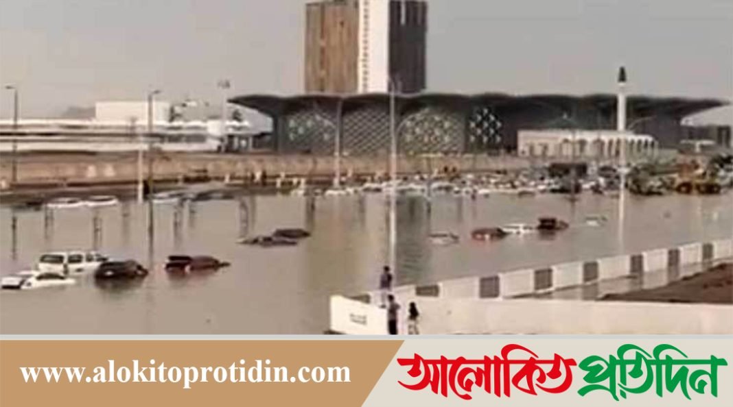 সৌদি আরবে প্রবল বৃষ্টিতে তলিয়ে গেছে রাস্তাঘাট