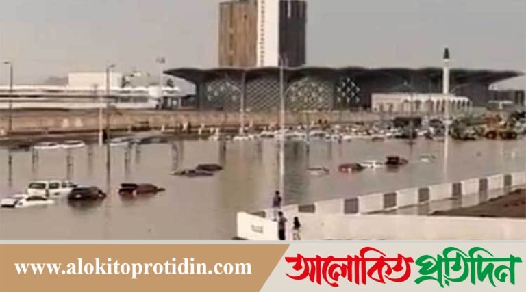 সৌদি আরবে প্রবল বৃষ্টিতে তলিয়ে গেছে রাস্তাঘাট