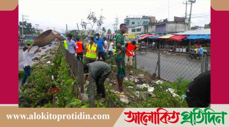 গাজীপুরে মহাসড়কের বিভাজনের ময়লা পরিষ্কার করলো: শিক্ষার্থীরা