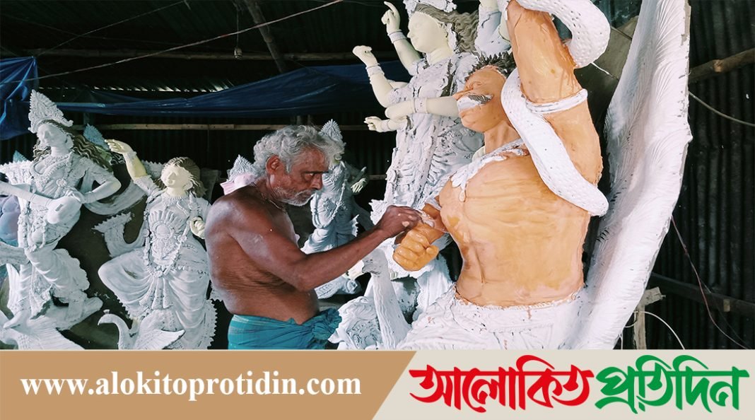 দূর্গা পূজাকে সামনে রেখে ব্যস্ততা বেড়েছে পাল পাড়ায়