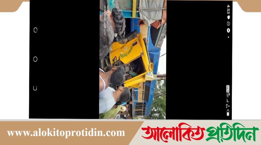 জয়পুরহাটে ট্রেনের ধাক্কায় মুচড়ে গেছে ট্রাক 