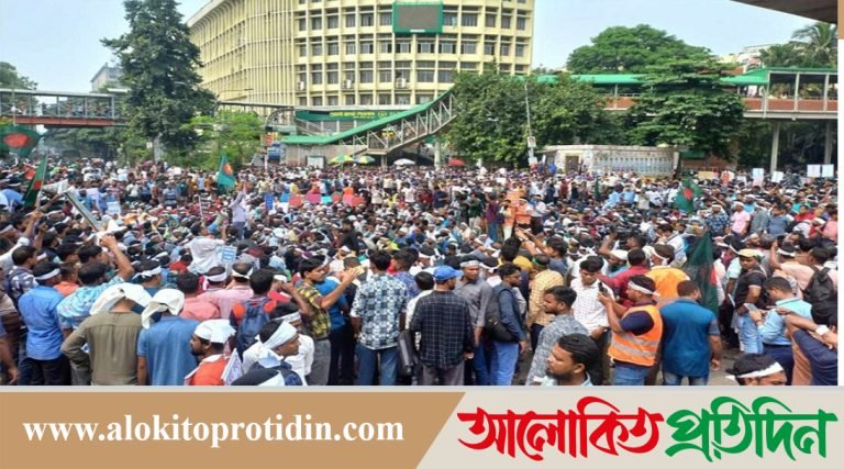 চাকরি জাতীয়করণের দাবিতে আউটসোর্সিং কর্মীদের শাহবাগ অবরোধ,যান চলাচল বন্ধ