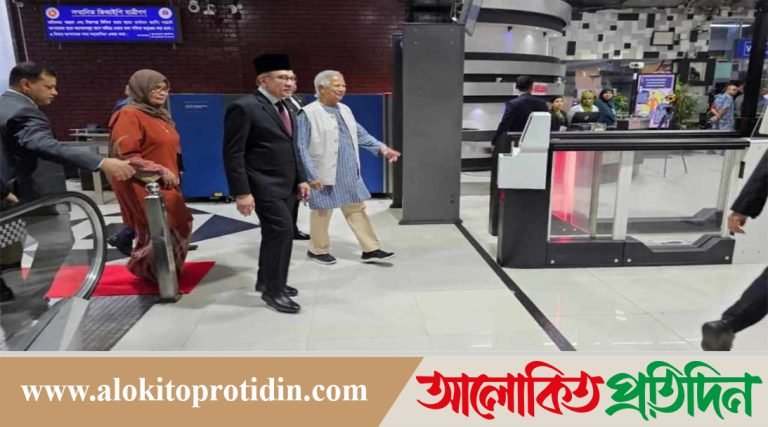 আনোয়ার ইব্রাহিম ঢাকায় পৌঁছালে স্বাগত জানান ড. ইউনূস
