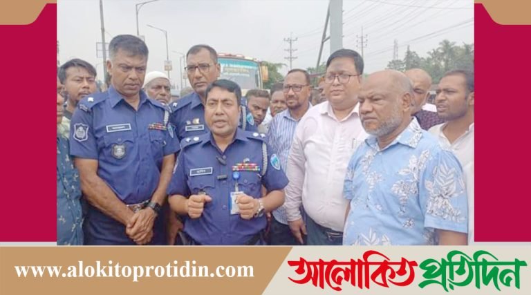 ফেনীতে যানজট নিরসনে পুলিশ সুপার সহ জেলা আইনশৃঙ্খলা বাহিনীর সদস্যরা