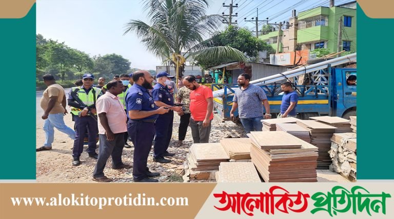 গাজীপুরে মহাসড়কের পাশে ফেলে রাখা টাইলস উচ্ছেদ, ব্যবসায়ীদের সতর্কবার্তা