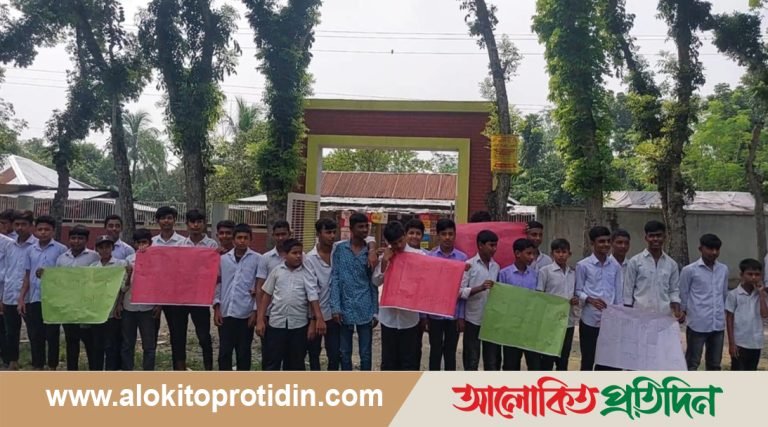 দুর্গাপুর আমগ্রামে প্রধান শিক্ষকের পদত্যাগের দাবিতে শিক্ষার্থীদের বিক্ষোভ