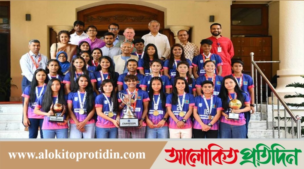 সাফ চ্যাম্পিয়ন নারী ফুটবল দলকে সংবর্ধনা দিলেন প্রধান উপদেষ্টা