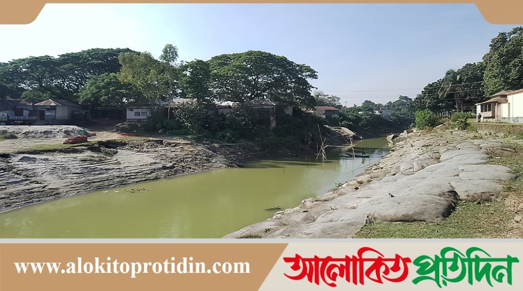 ঘিওর কুস্তা নদীর উপর ডাইভারশন রাস্তা না থাকায় দুর্ভোগে ৩০ গ্রামের মানুষ
