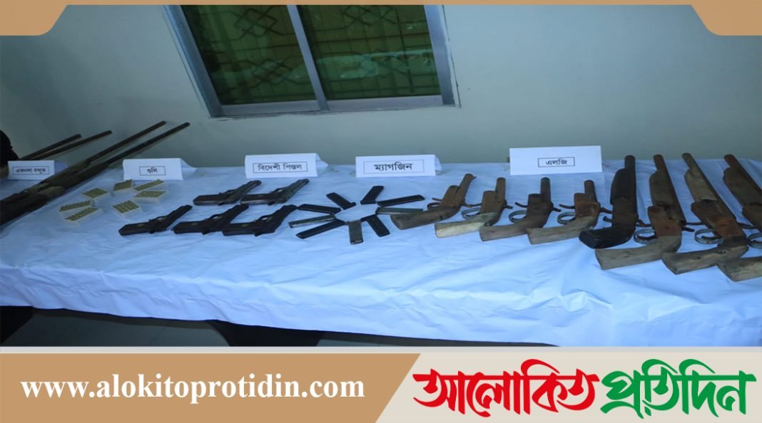 নোয়াখালীতে রেকর্ড সংখ্যক আগ্নেয়াস্ত্র ও মাদকসহ গ্রেপ্তার-৫: সংবাদ সম্মেলনে চট্রগ্রাম রেঞ্জ ডিআইজি