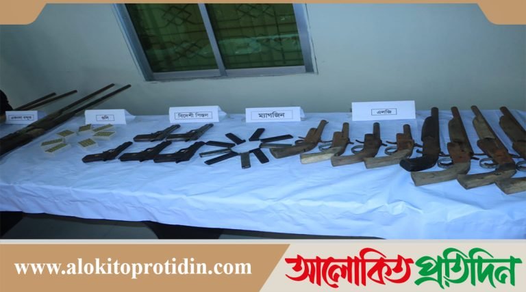 নোয়াখালীতে রেকর্ড সংখ্যক আগ্নেয়াস্ত্র ও মাদকসহ গ্রেপ্তার-৫: সংবাদ সম্মেলনে চট্রগ্রাম রেঞ্জ ডিআইজি