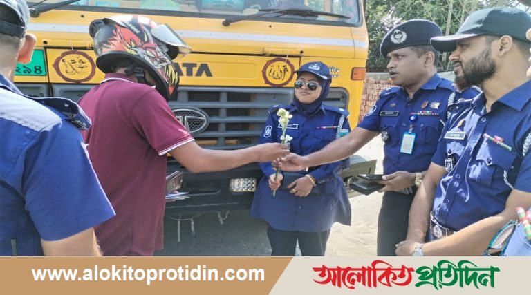 রাজশাহীর-নওগাঁ মহাসড়কে শৃঙ্খলা ফেরাতে সক্রিয় মোহনপুর থানা পুলিশ