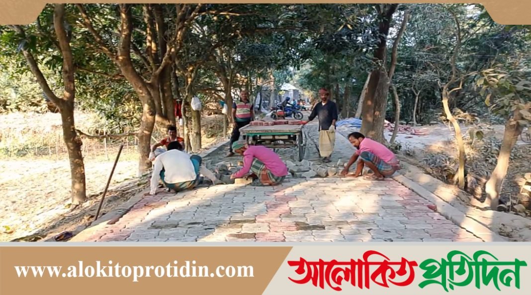 মানিকগঞ্জে নিম্নমানের সামগ্রীতে ইউনি ব্লকের রাস্তা নির্মাণের অভিযোগ 