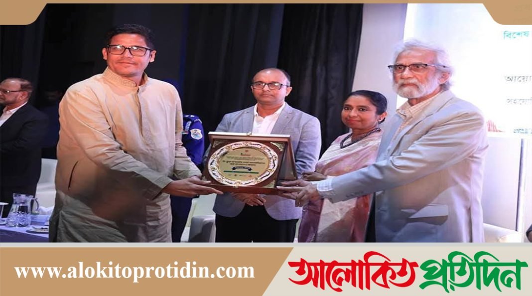 বেসামরিক বিমান পরিবহন ও পর্যটন মন্ত্রণালয়ের উপদেষ্টার কাছ থেকে সম্মাননা স্মারক গ্রহণ করছেন বাহাদুর 