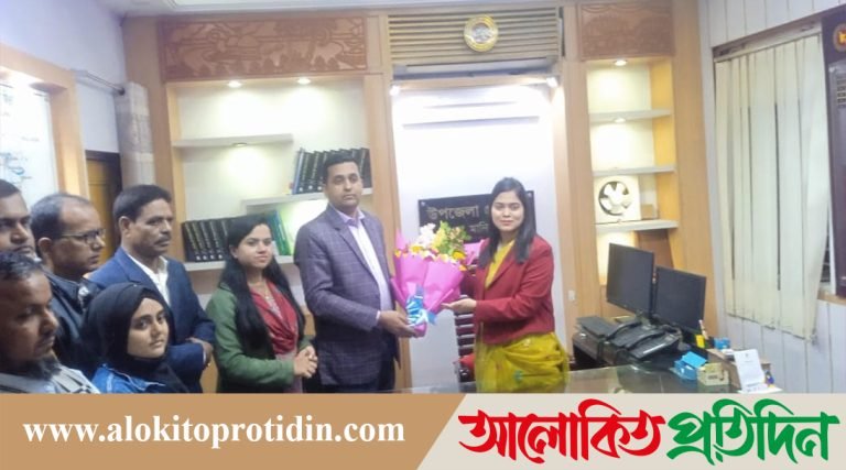 ফুলের শুভেচ্ছা জানালেন যোগদানকৃত উপজেলা নির্বাহী কর্মকর্তাকে 