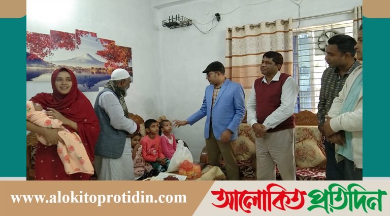 নবজাতকের বাড়িতে হাজির হলেন প্রশাসক দীপ জন মিত্র 