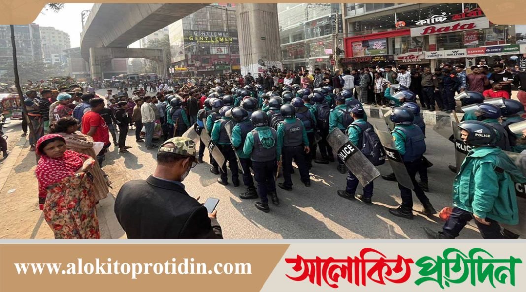 মিরপুরে অবৈধ পানি-বিদ্যুতের সংযোগ বন্ধ করতে গেলে রাস্তায় নেমে বস্তিবাসীর বিক্ষোভ