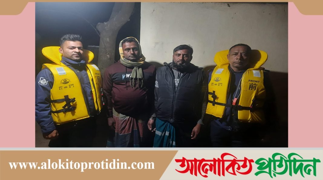 যমুনা নদীতে অভিযান চালিয়ে অবৈধ ড্রেজারসহ আটক ২