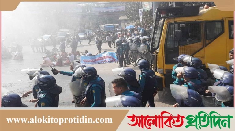 শাহবাগে আন্দোলনরত শিক্ষকদের ছত্রভঙ্গ করতে পুলিশের লাঠিচার্জ