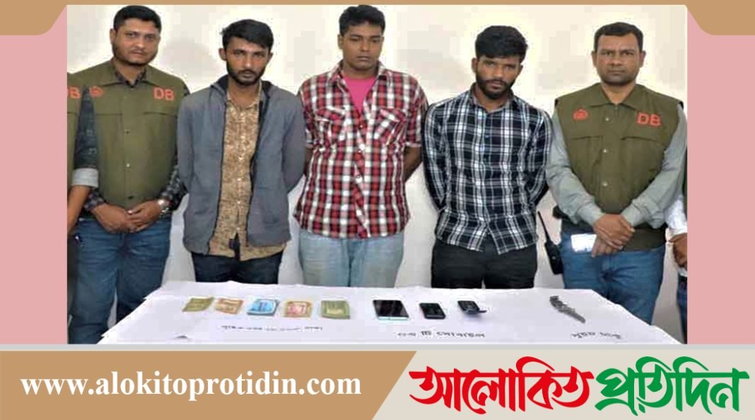 চলন্ত বাসে ডাকাতি ও নারীর শ্লীলতাহানির মামলায় ৩ জন গ্রেপ্তার