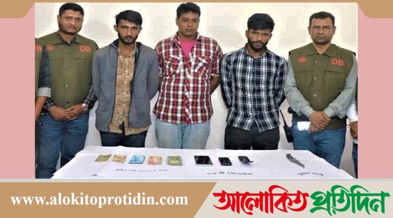 চলন্ত বাসে ডাকাতি ও নারীর শ্লীলতাহানির মামলায় ৩ জন গ্রেপ্তার