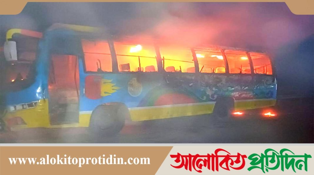 মুন্সীগঞ্জে বাসে আগুন লেগে ঘুমন্ত অবস্থায় হেলপার নিহত