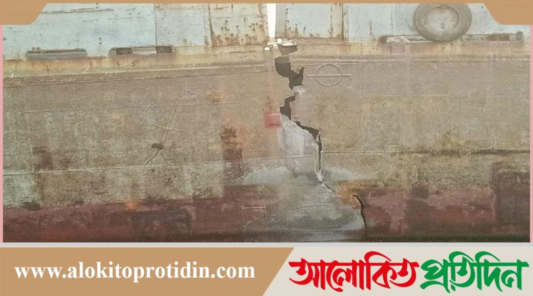 পশ্চিমবঙ্গে মুড়িগঙ্গা নদীতে সম্পূর্ণ ডুবে যাচ্ছে বাংলাদেশি বার্জ