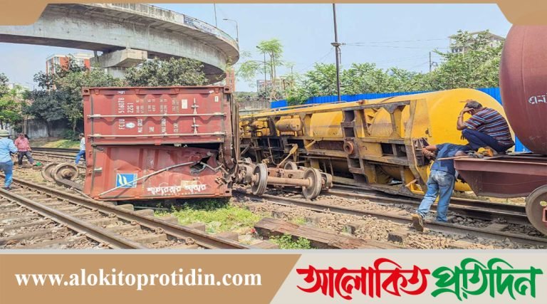 কমলাপুর স্টেশনে কন্টেইনারবাহী ট্রেন লাইনচ্যুত