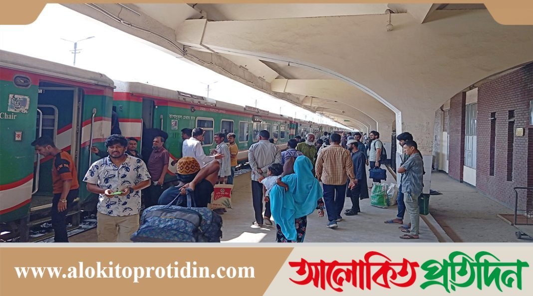 কমলাপুর রেলওয়ে স্টেশনে বাড়ি ফেরা যাত্রীদের ভিড়