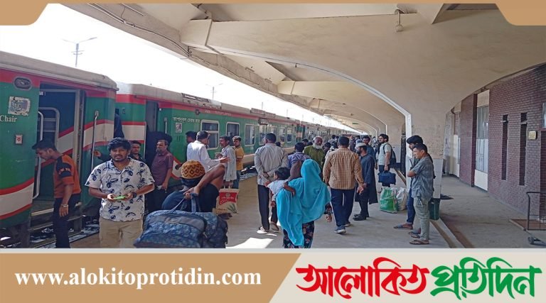 কমলাপুর রেলওয়ে স্টেশনে বাড়ি ফেরা যাত্রীদের ভিড়