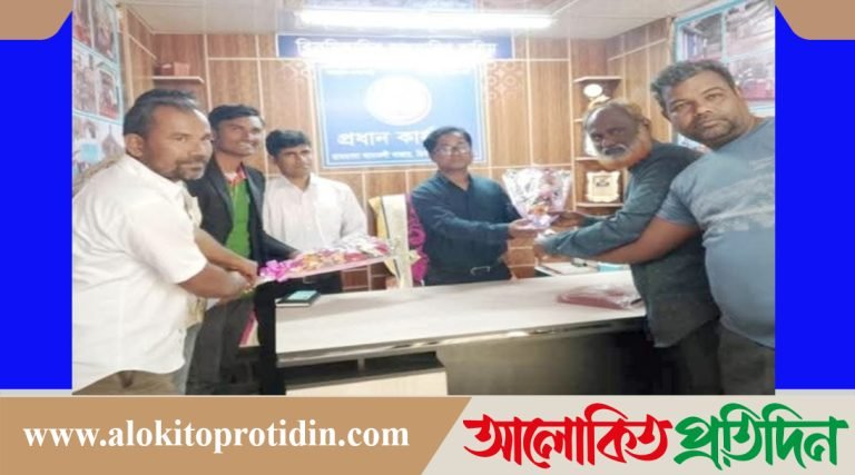  নীলফামারী জেলা পরিষদের প্রধান নির্বাহী কর্মকর্তাকে  সম্মাননা স্মারক প্রদান