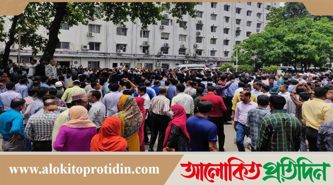 চতুর্থ দিনের মতো সচিবালয়ে বিক্ষোভ করছেন কর্মচারীরা