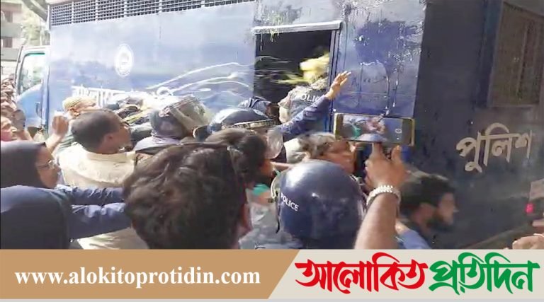 আরও ৬ দিনের রিমান্ডে মমতাজ, আদালতে ডিম ও জুতা নিক্ষেপ!