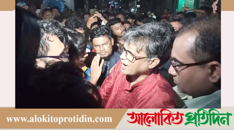 খুলনায় বৈষম্যবিরোধীদের ‘মবে’ অবরুদ্ধ প্রেস সচিব শফিকুল!