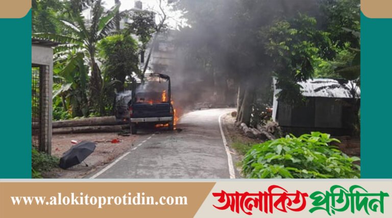 গোপালগঞ্জে পুলিশের গাড়িতে আগুন