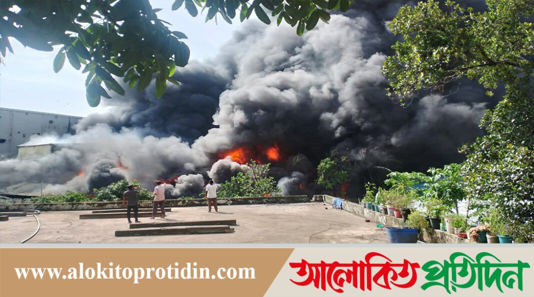 কর্ণফুলী ইপিজেডে ভয়াবহ আগুন, নিয়ন্ত্রণে কাজ করছে ৮ ইউনিট 