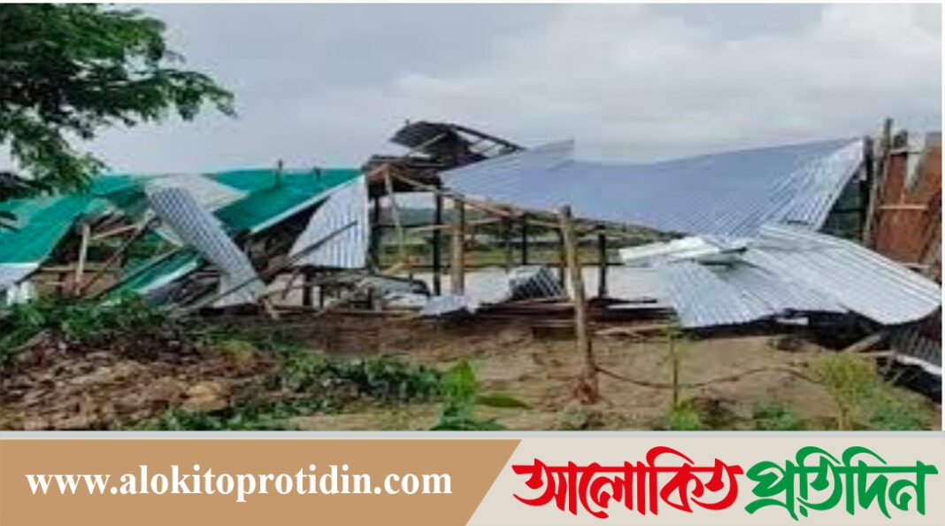 চকরিয়ায় সওজের অভিযানে অবৈধ মার্কেট উচ্ছেদ 